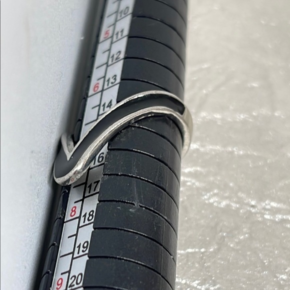 Silver tone and Black enamel V Geometric Ring - Picture 8 of 8